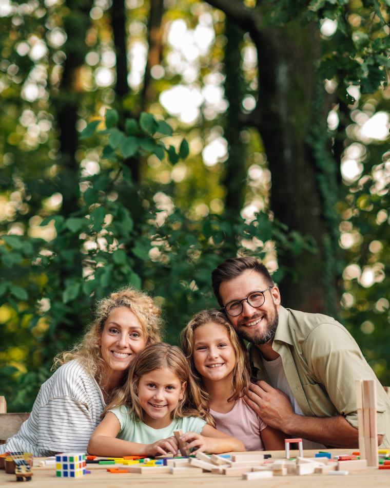 Familie mit zwei Kindern im Garten